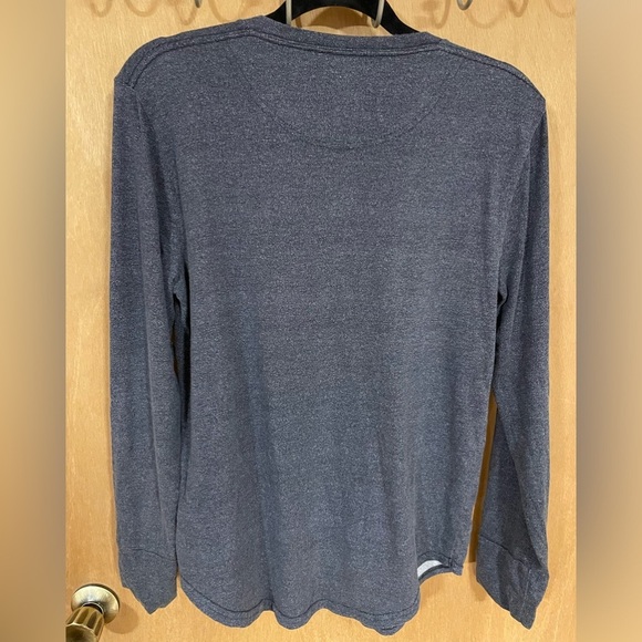 #67-HOLLISTER- curved hem tee - Picture 2 of 3